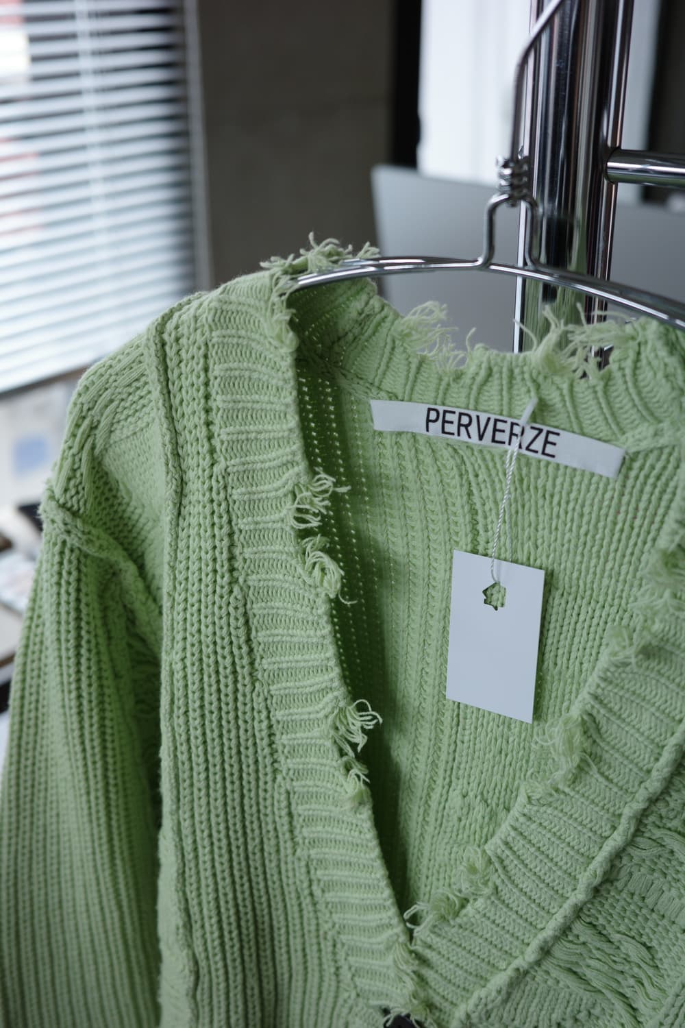 Perverze 퍼버즈 데미지 니트 가디건 상품이미지4