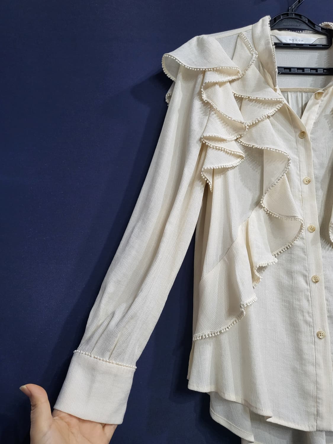 온앤온 러플 블라우스 상품이미지2