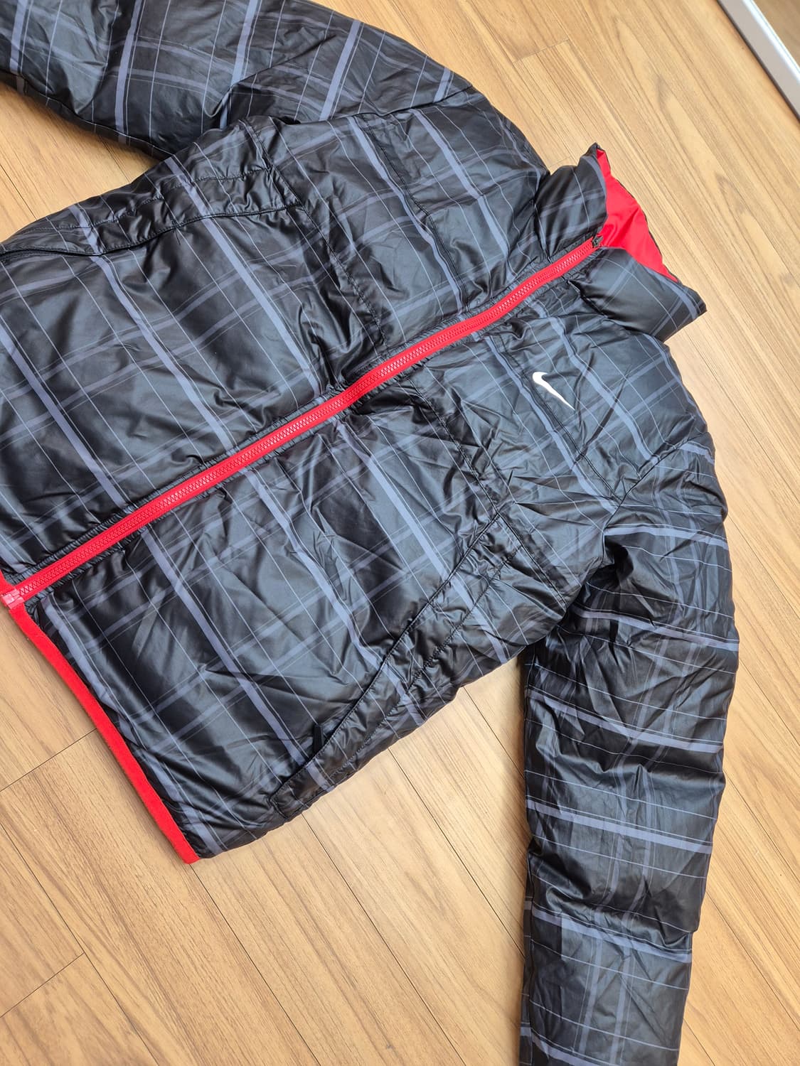 나이키 양면 패딩 M사이즈 판매합니다. 한쪽 면은 강렬한 빨간색이고 다른 상품이미지3