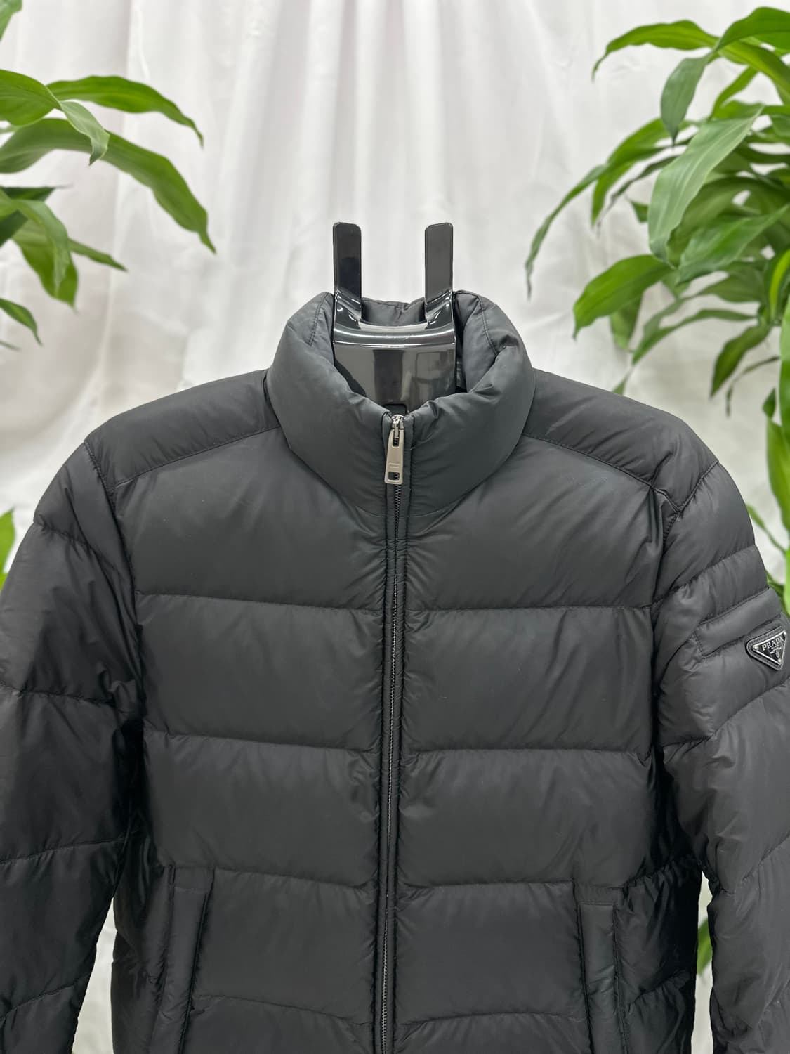 프라다 트라이앵글 로고 패딩 블랙 48 상품이미지2