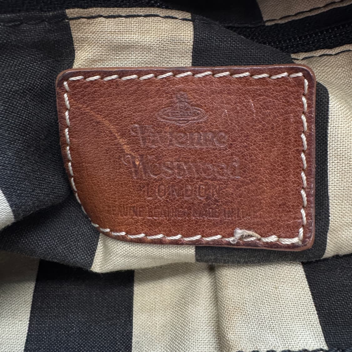 비비안웨스트우드 레더 패치 크로스백 상품이미지8