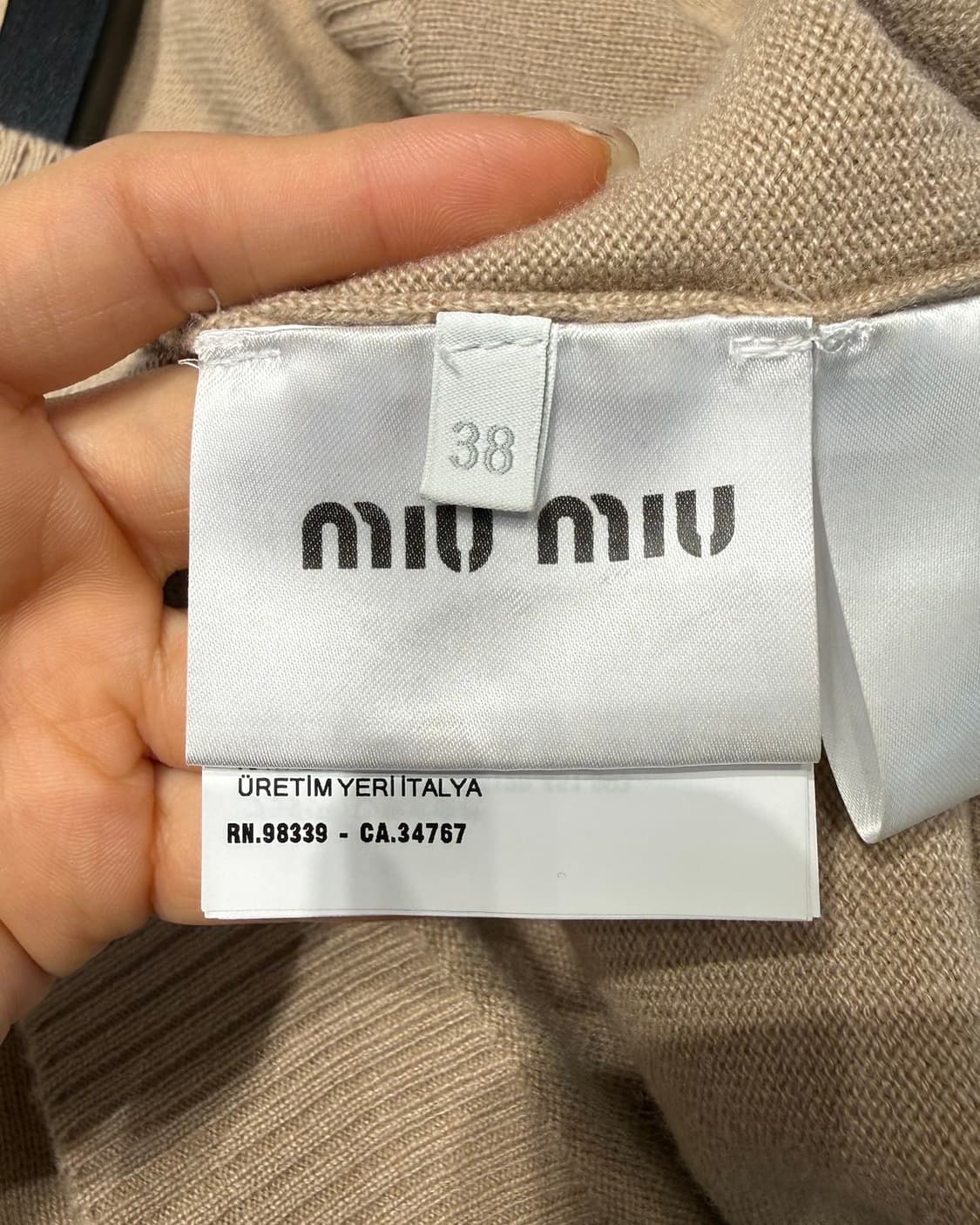미우미우 베이지 로고 인타르시아 캐시미어 하프니트  상품이미지9