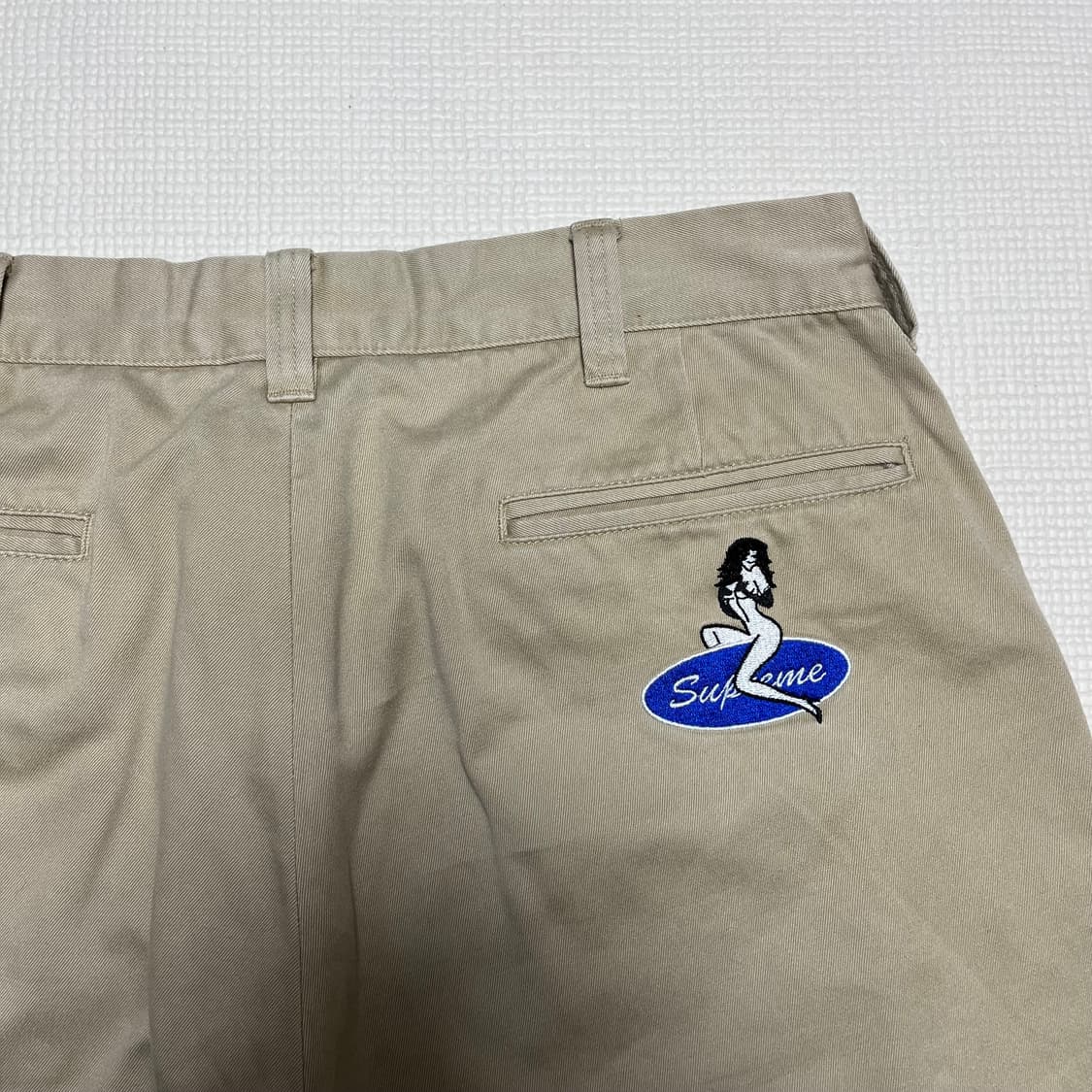 슈프림 23FW 핀업걸 치노 팬츠 카키 상품이미지1
