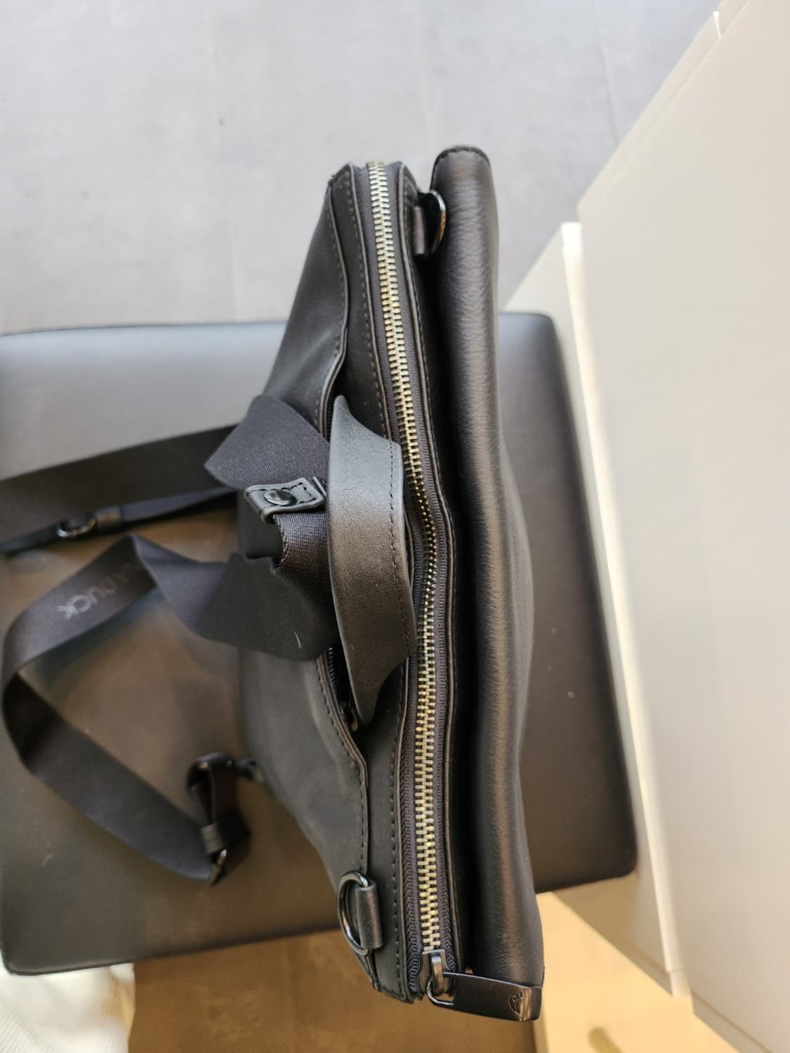 만다리나덕 블랙 슬링백  상품이미지3