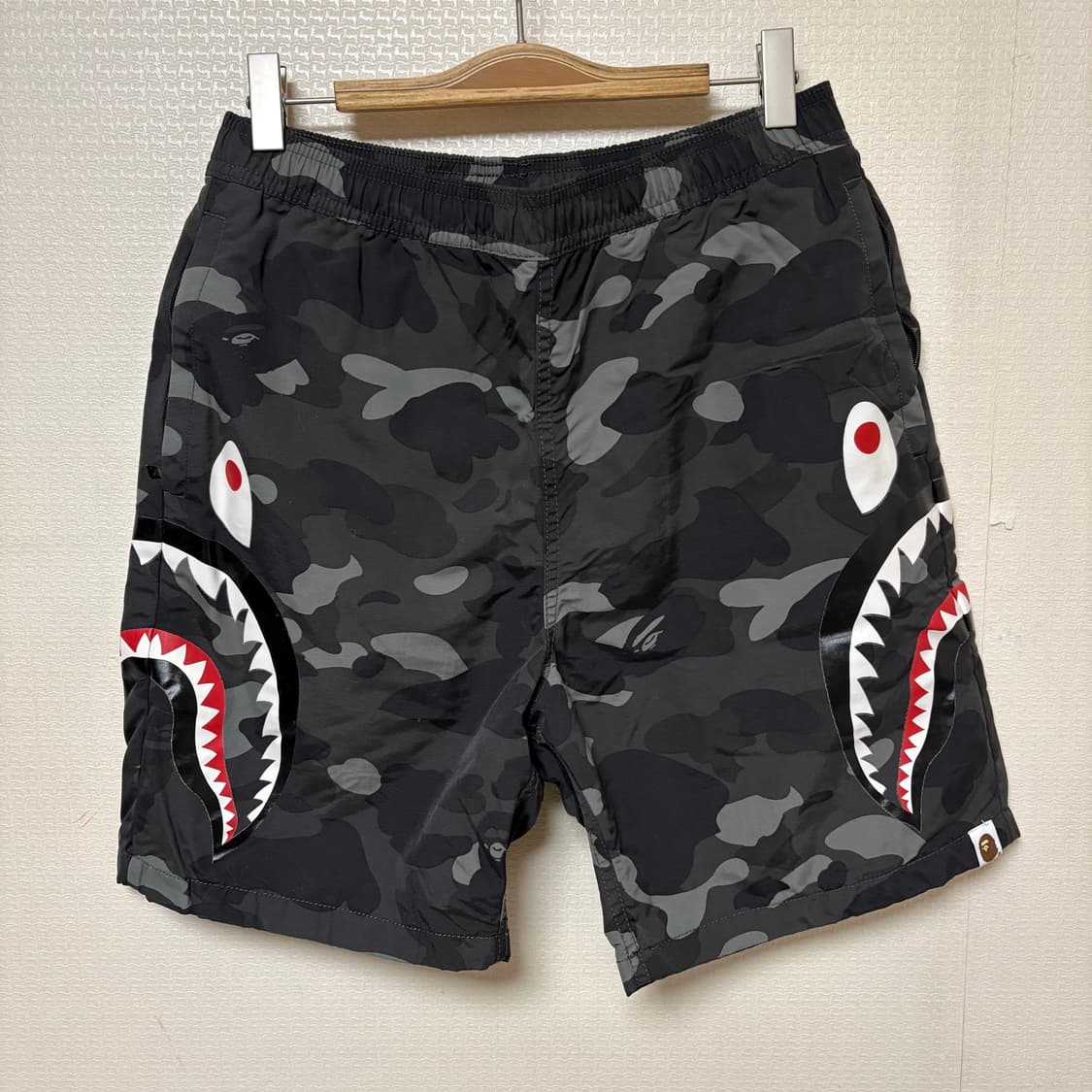 베이프 샤크 흑계 나일론 쇼츠 상품이미지1