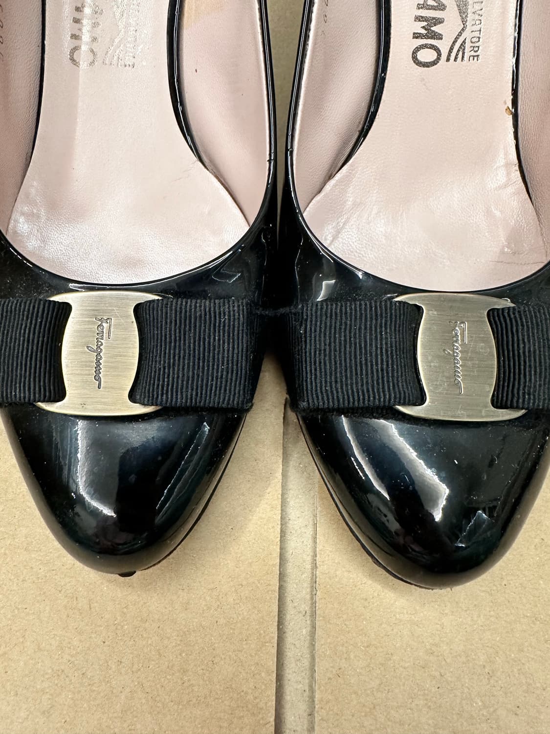 페라가모 블랙 에나멜 리본 펌프스 상품이미지2