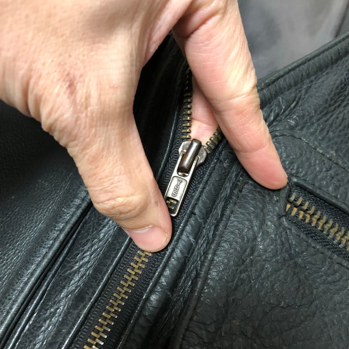 (L) RED POINT 빈티지 소가죽 레더 아웃도어 베스트 블랙 상품이미지4