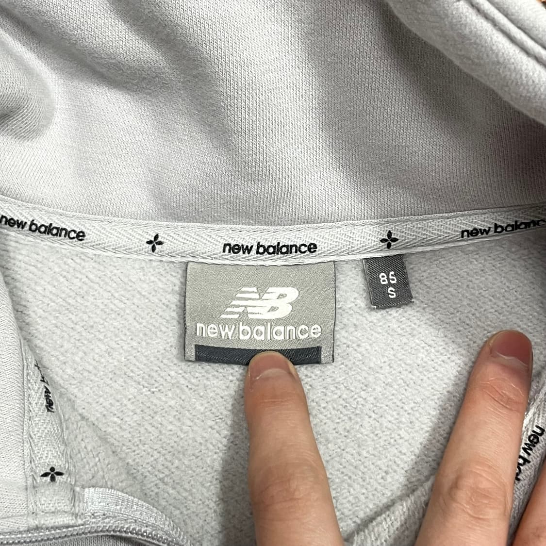 뉴발란스 스펠로고 그레이 기모 반집업 크롭 맨투맨 티셔츠 여성85 상품이미지4