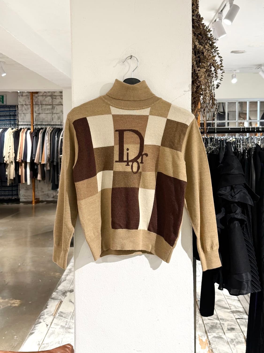 크리스찬 디올 베이지 체크 로고 터틀넥 니트 상품이미지1