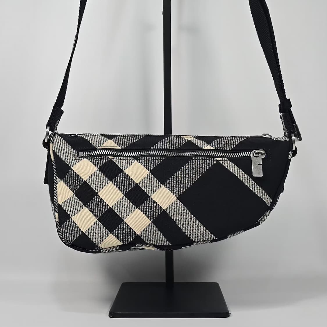버버리 쉴드 체크 스몰 크로스백 상품이미지3