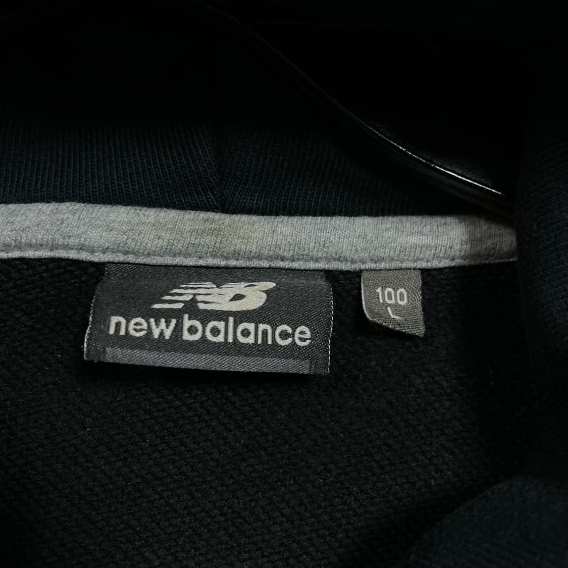 뉴발란스 스몰 로고 사이드 라인 블랙 후드티 상품이미지3