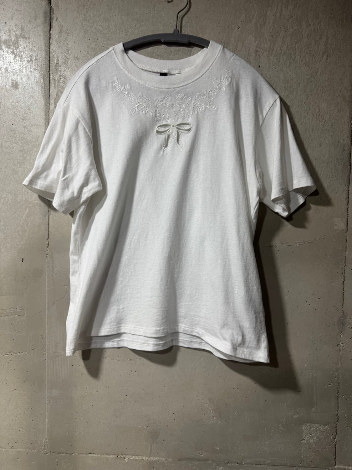 H&M 헬로키티 자수 반팔 티셔츠 상품이미지1