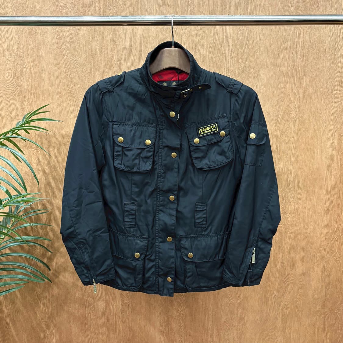 바버 하이넥 자켓 멀티 포켓 로고 자수 패치 슬리브 지퍼 디테일 블랙 상품이미지1