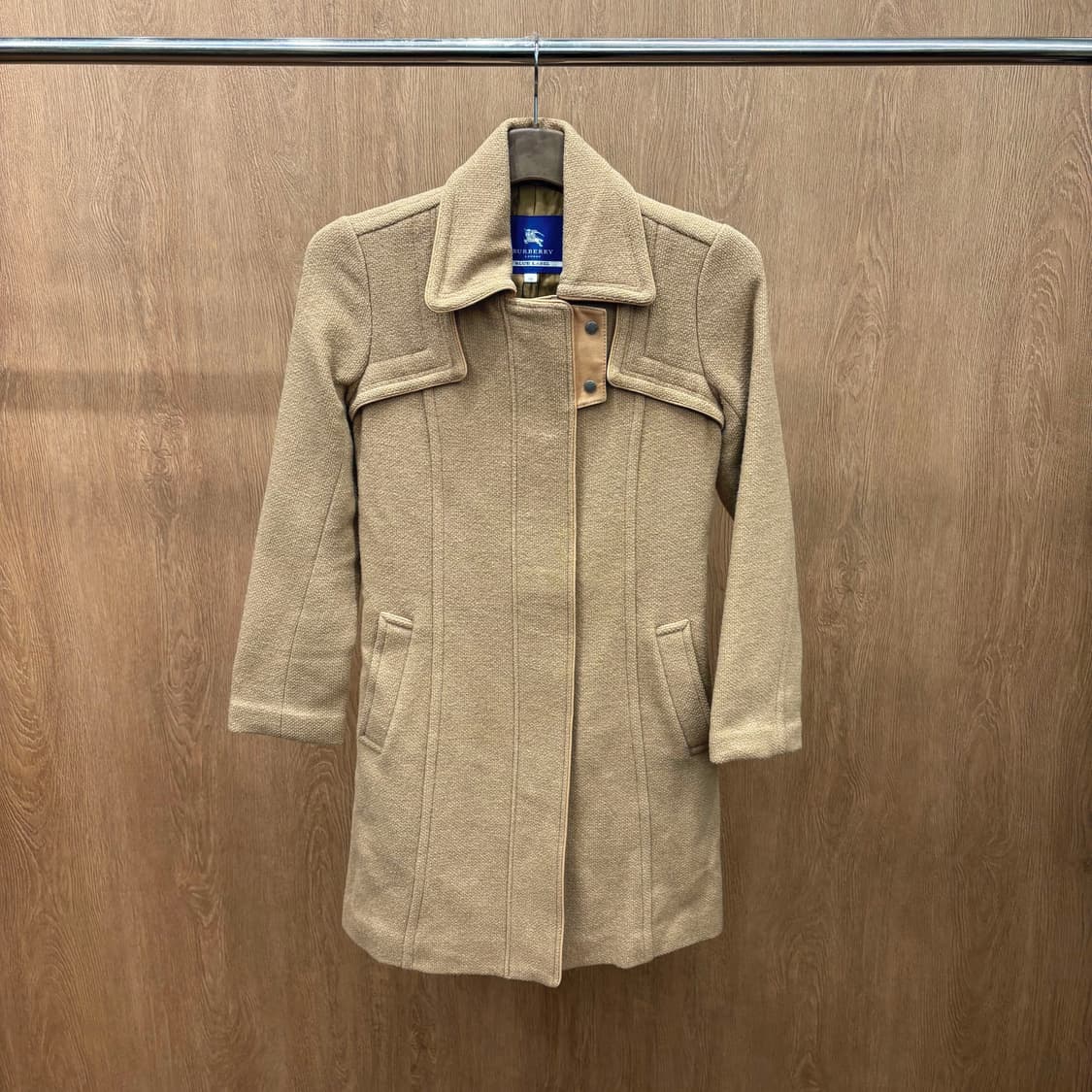버버리 블루 라벨 카라넥 코트 배색 스냅 플랩 디테일 레귤러핏 베이지 상품이미지2
