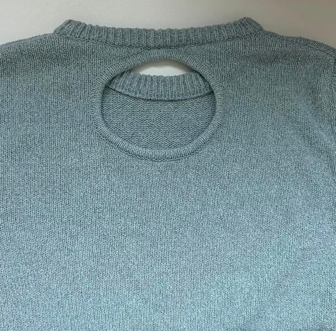 아모멘토 BACK CUT-OUT PULLOVER SKY 상품이미지6