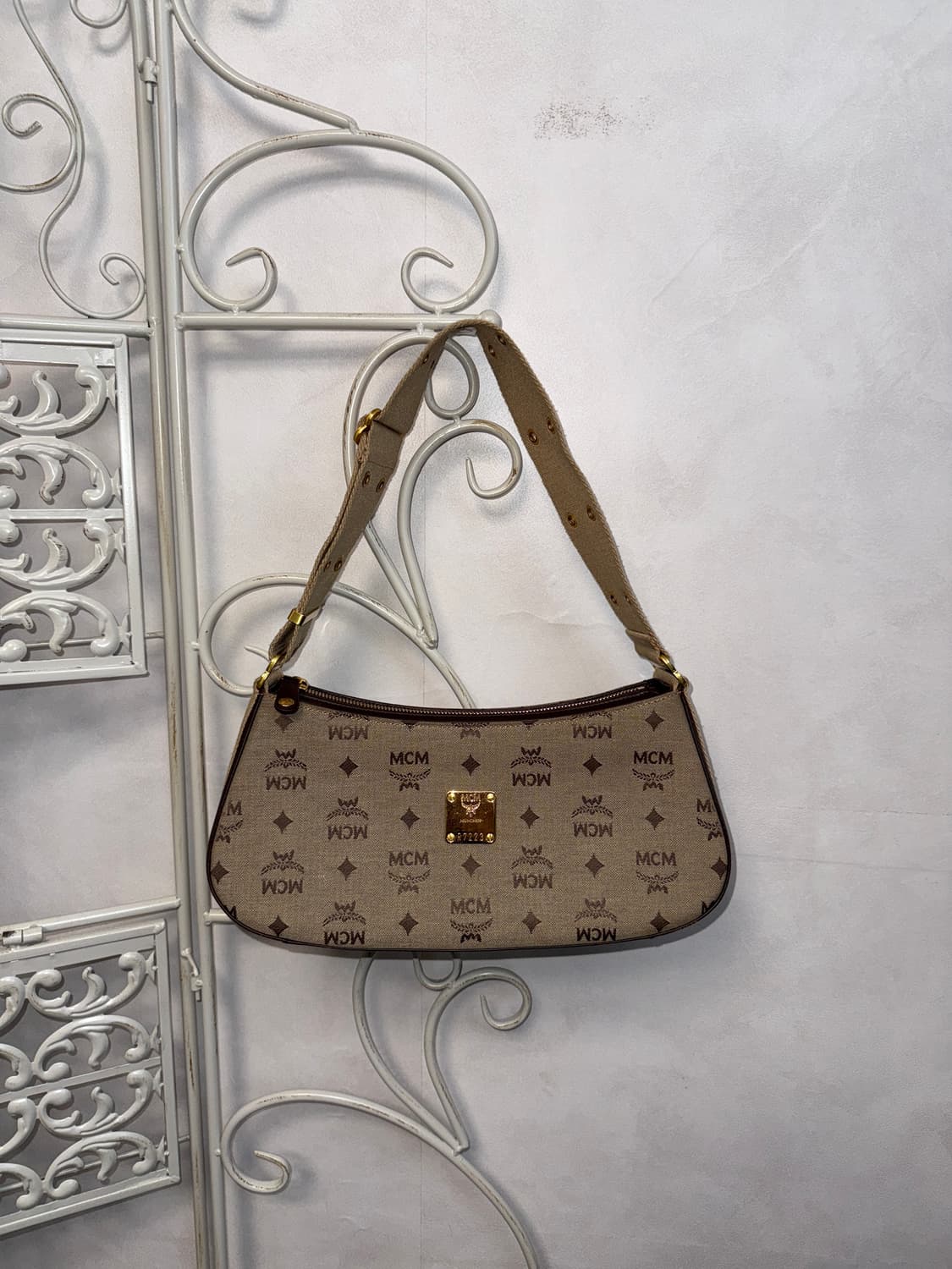 MCM beige logo eyelet strap shoulder bag 상품이미지1