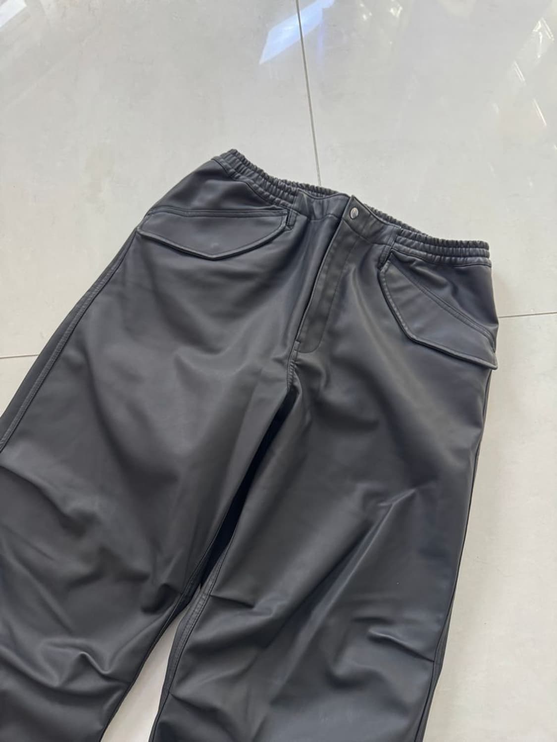 FAKE LEATHER OVERPANTS 인조가죽 오버팬츠 상품이미지2