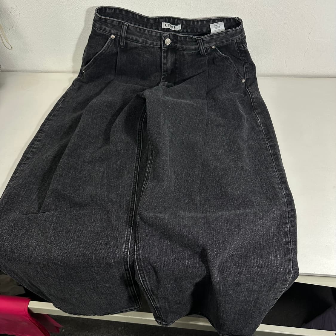 L 리테일 와이드핏 투턱 흑청 데님팬츠 상품이미지3