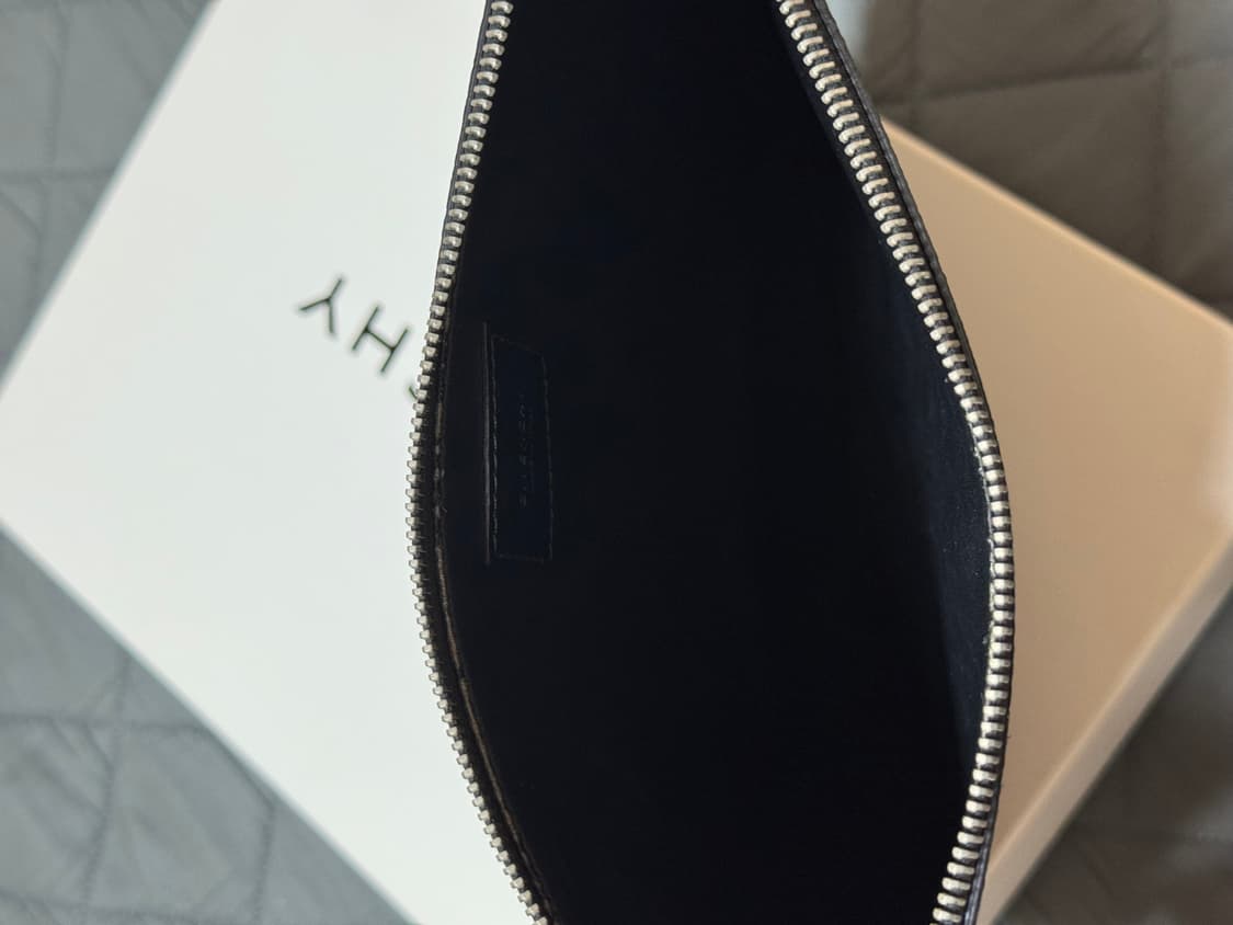 지방시 샤크 레더 클러치 블랙 상품이미지5