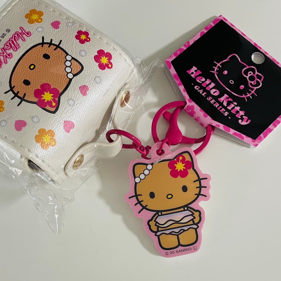 헬로키티 태닝 이어폰 파우치 키링 상품이미지2