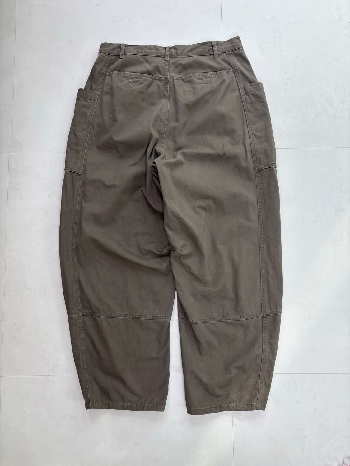 KHAKI BALLON CURVED PANTS 상품이미지8