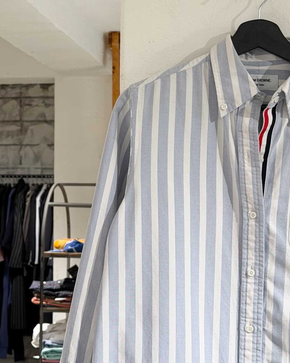 톰브라운 라이트블루 스트라이프 버튼업 포켓 셔츠 상품이미지2