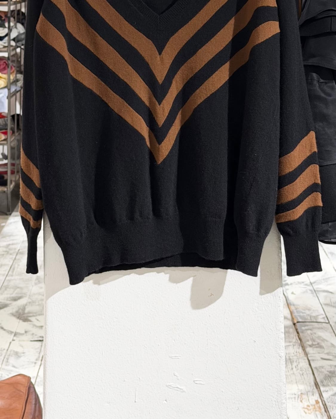 프라다 블랙 14fw 배색 딥 브이넥 니트 상품이미지5