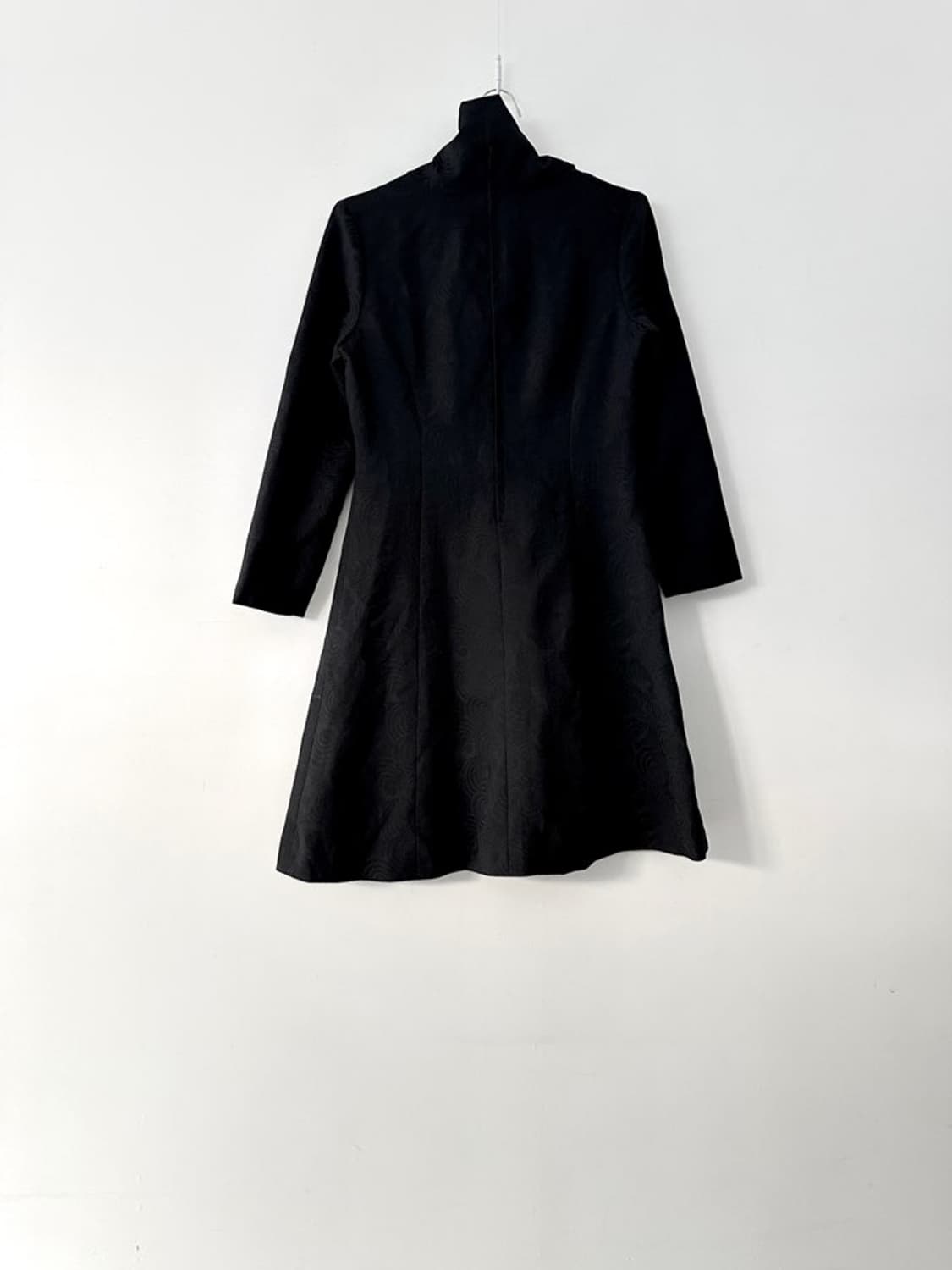 Circling pattern high neck ops / black 상품이미지5