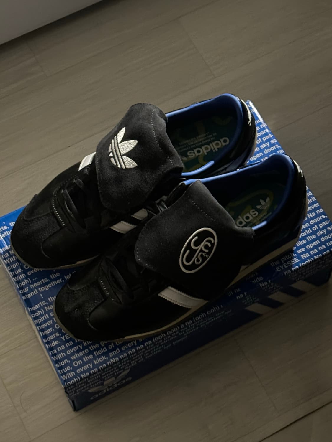 아디다스 x 예스아이씨 컨트리 OG 코어 블랙 클라우드 화이트 스니커즈 상품이미지1