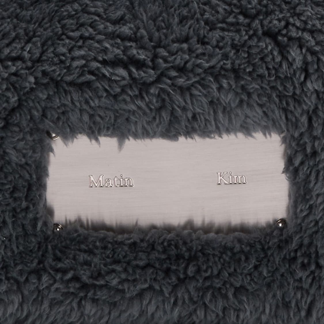 마뗑킴 플러피 토트백 인 차콜 상품이미지3