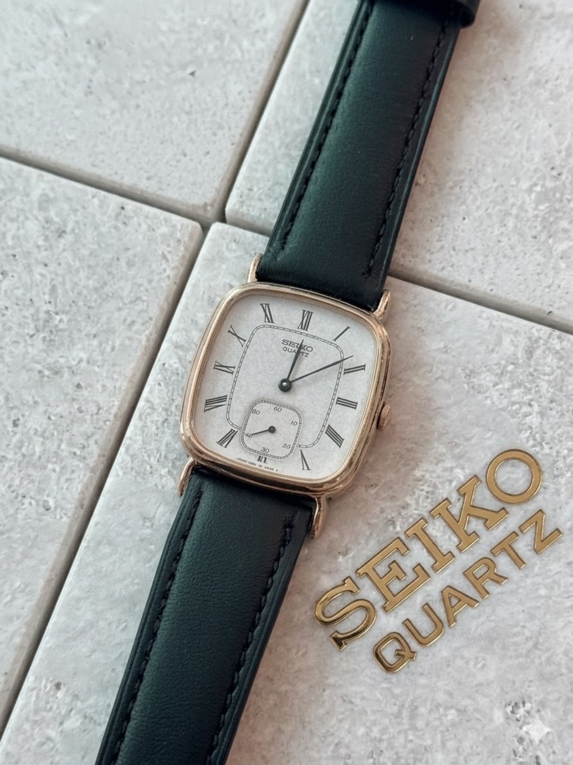 Seiko 세이코 쿼츠 스몰세컨드 로만 인덱스 탱크 상품이미지1