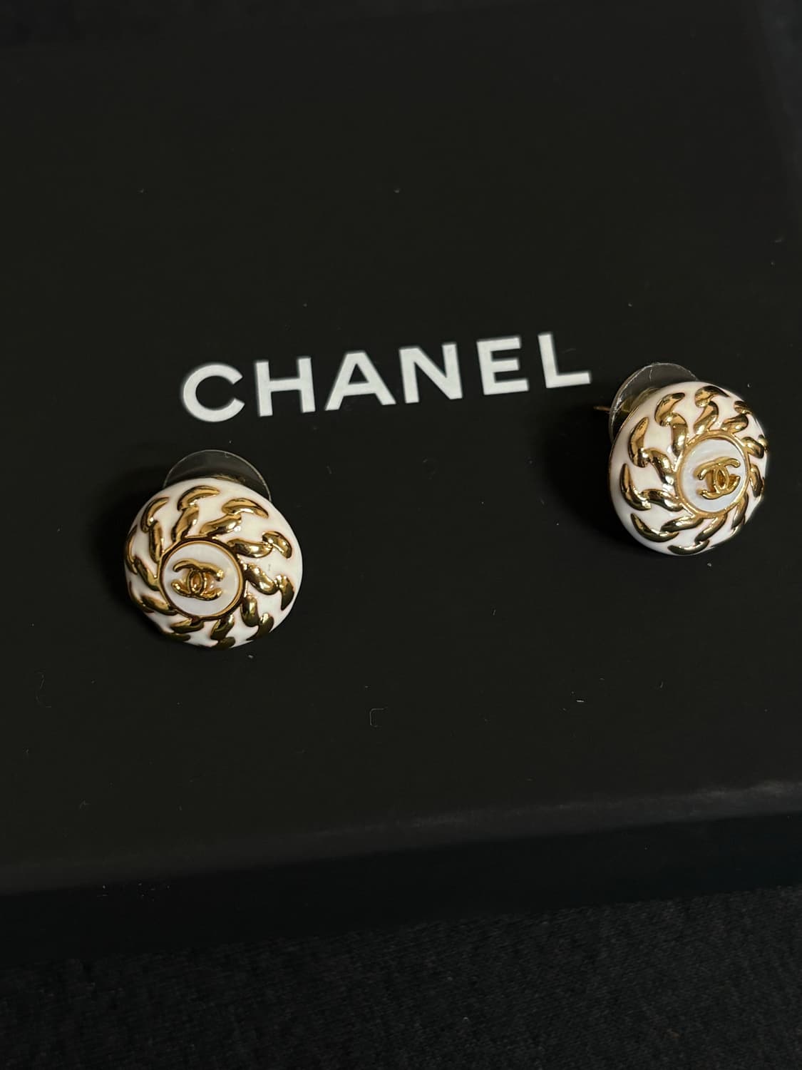 샤넬 정품 cc로고 업사이클링 화이트 골드 라운드 귀걸이 상품이미지1