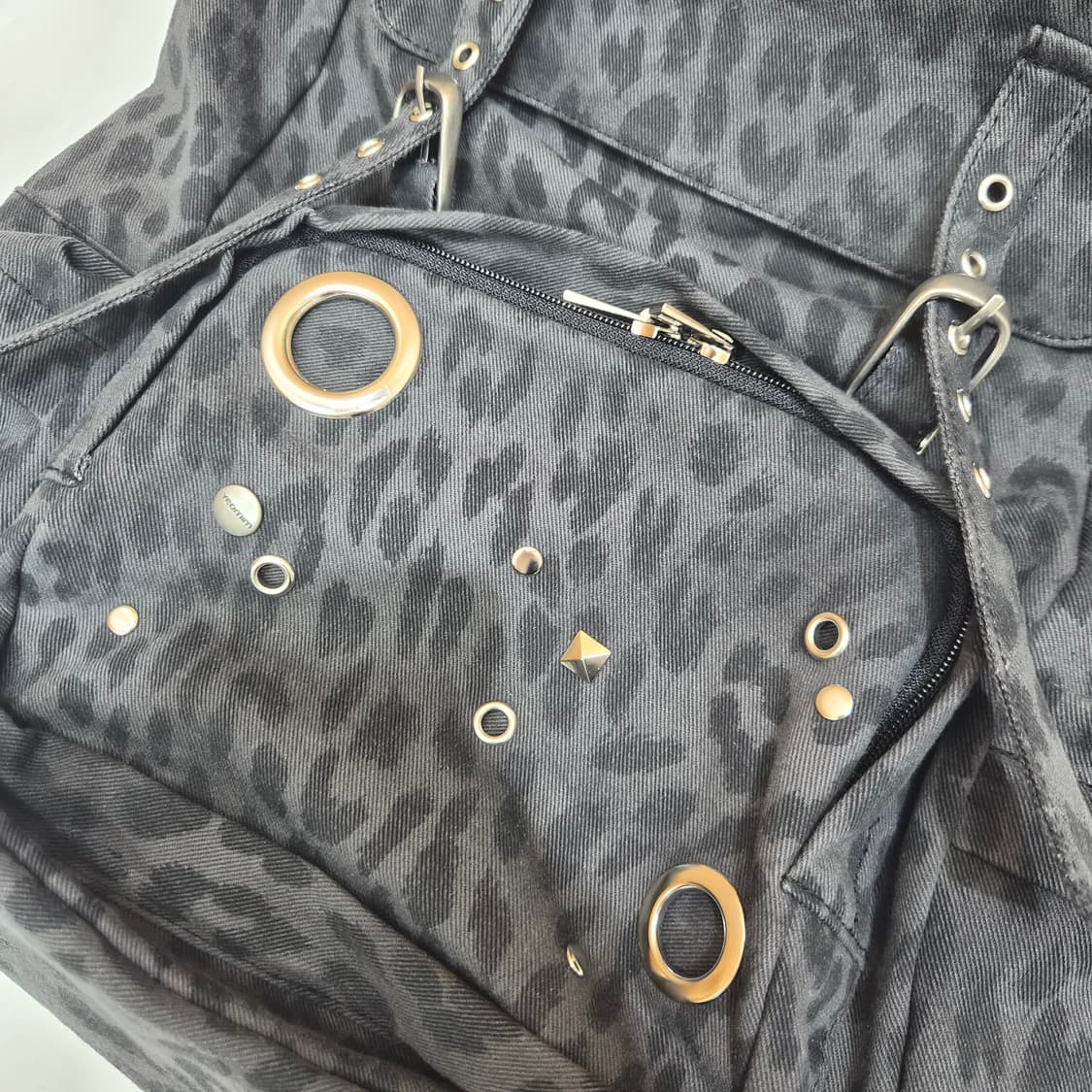 (새상품) 여밈 로우 레이아웃 백팩 (레오파드챠콜) 상품이미지10