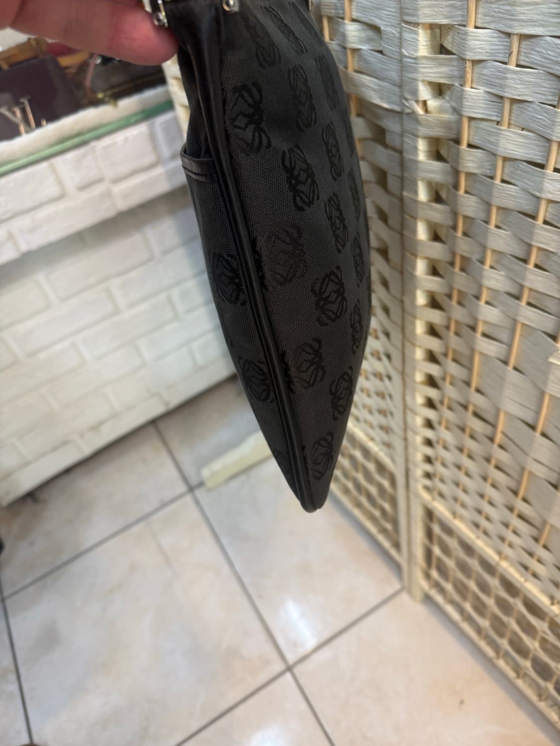 정품 로에베 애너그램 캔버스 크로스백 팝니다 상품이미지3