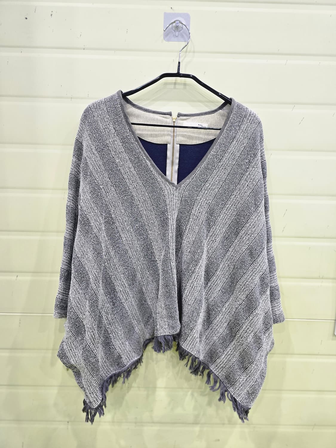 V넥 스트라이프 프린지 니트 폰초 상품이미지1