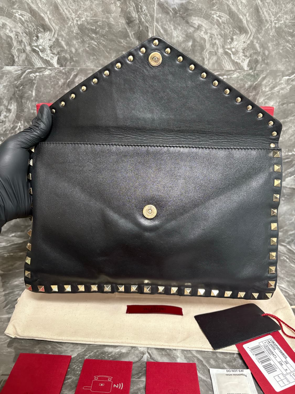 발렌티노 락스터드 카프스킨 엔벨로프 클러치 상품이미지3