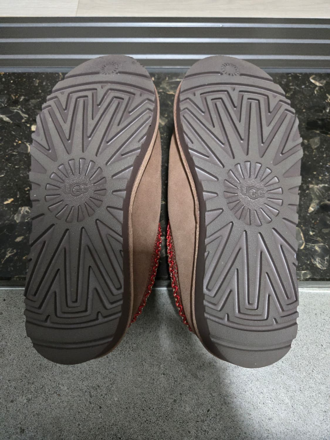 어그 시그니처 스웨이드 타스만 슬리퍼 로키 오크 250 사이즈 상품이미지5