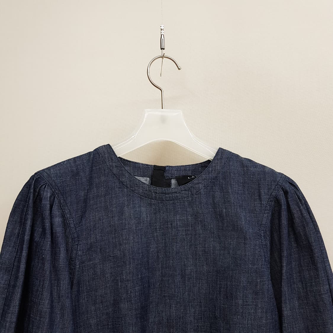 한섬 래트 2022 데님 셔링 블라우스82-94-160 상품이미지2