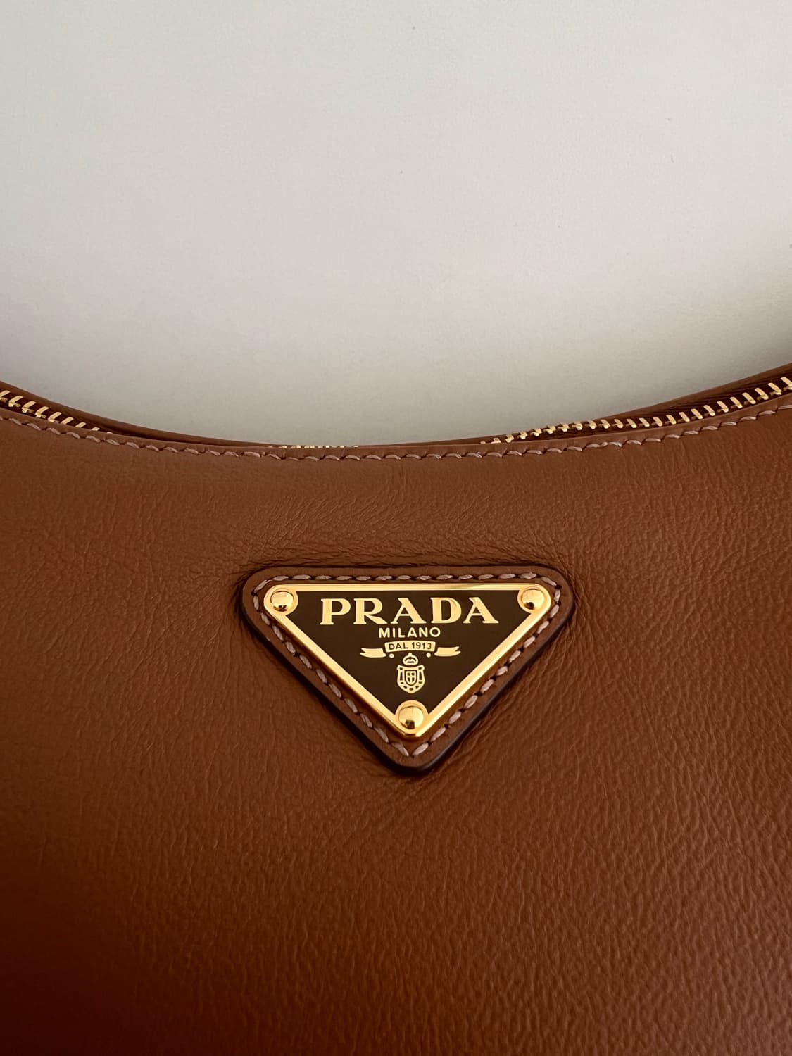 프라다 에메 라지 가죽 숄더백(카라멜 컬러) 상품이미지6