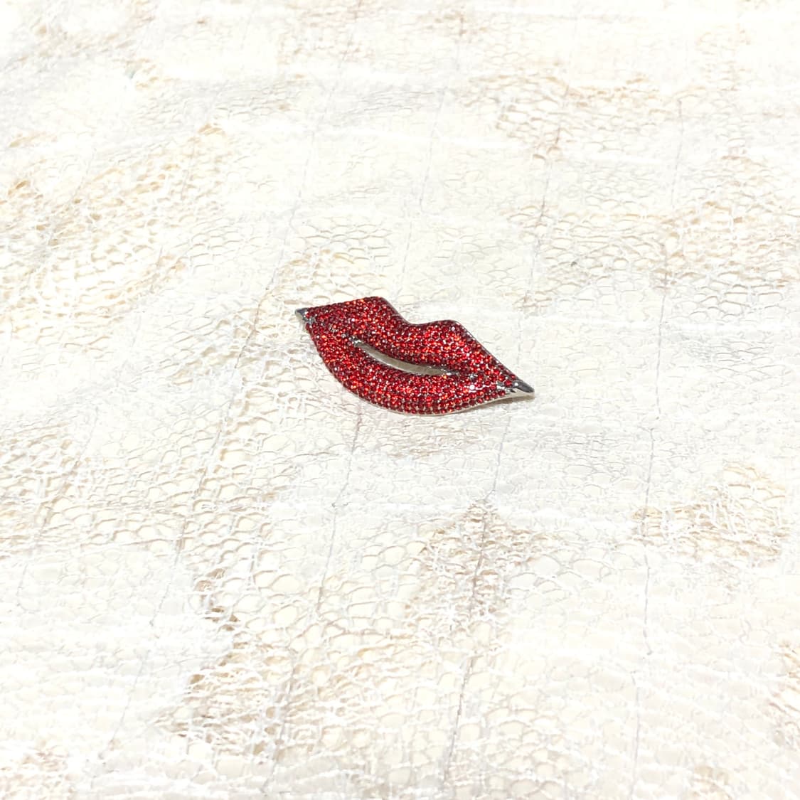 Red Cubic Lip Brooch 상품이미지1