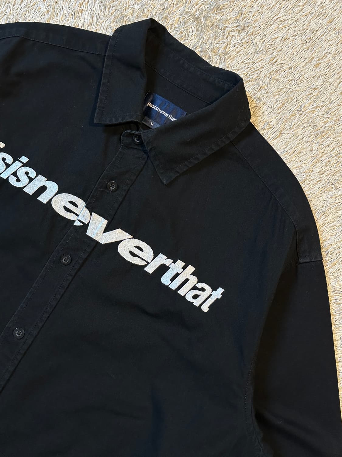 디스이즈네버댓 자수로고 코튼 셔츠 블랙 상품이미지2