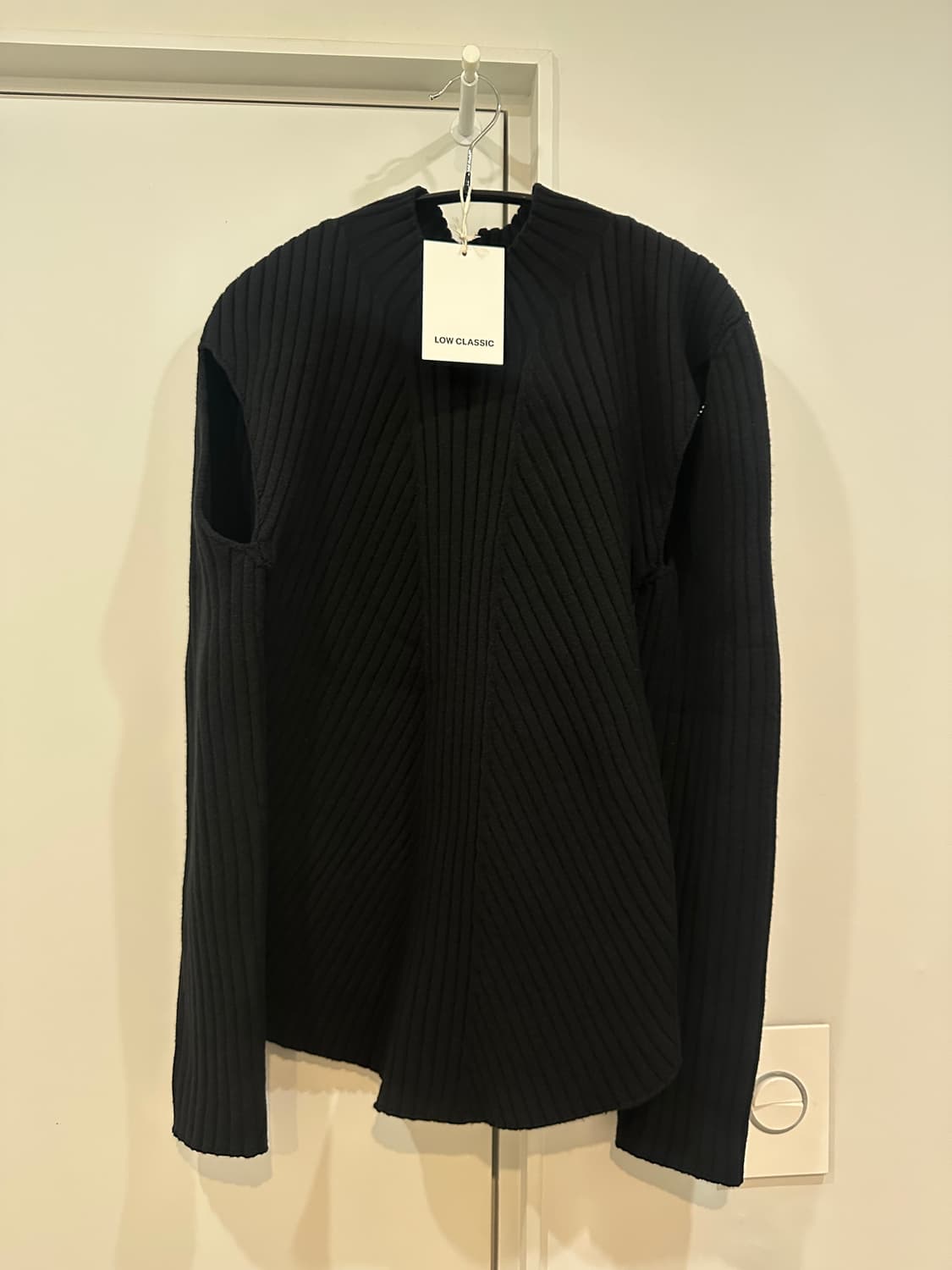 로우클래식 컷아웃 니트 탑 상품이미지4