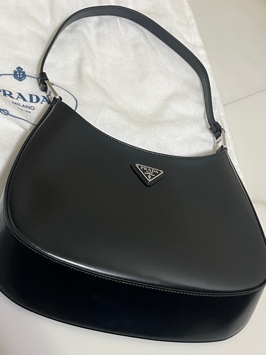 프라다 클레오 브러쉬드 호보백 상품이미지2