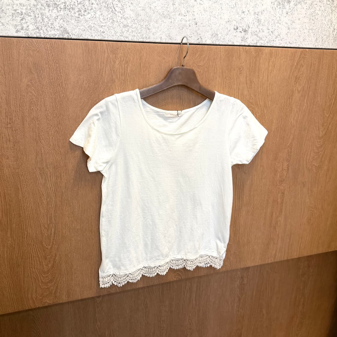 빈티지 라운드넥 코튼 반팔 티셔츠 레이스 밑단 디테일 아이보리 상품이미지1