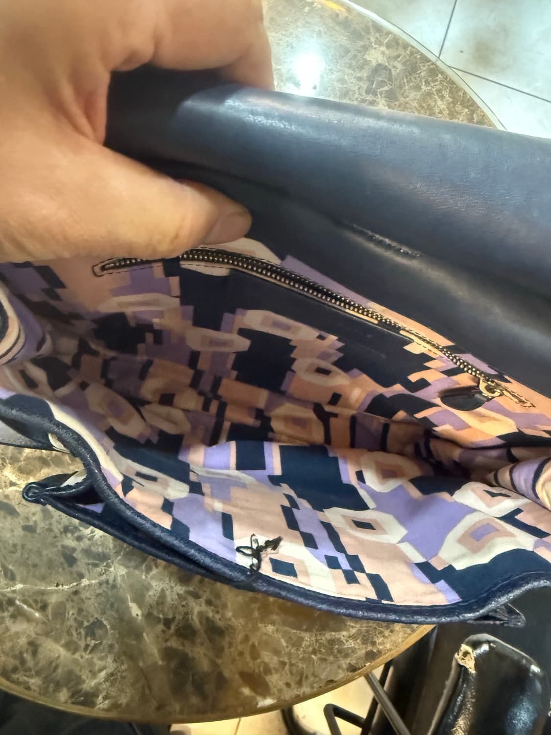 정품 발렌시아가 크로스백 팝니다 상품이미지7