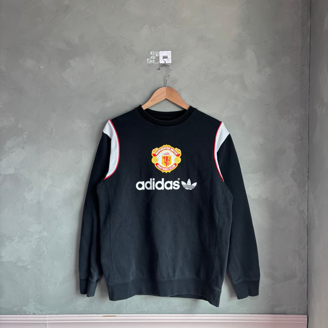 아디다스 맨유 빅로고 맨투맨 상품이미지1