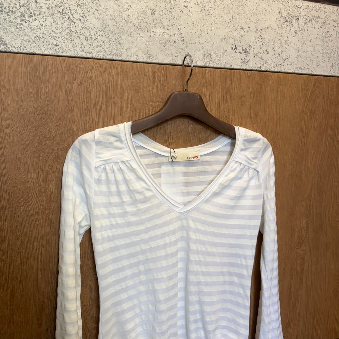 빈티지 브이넥 롱슬리브 티셔츠 스트라이프 패턴 스트링 타이 디테일 화이트 상품이미지3