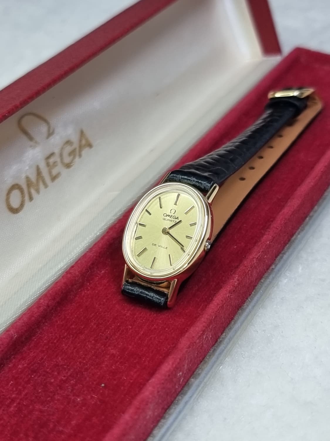 오메가 드빌 빈티지 오벌 샴페인 선레이 다이얼 쿼츠 여성시계 상품이미지1