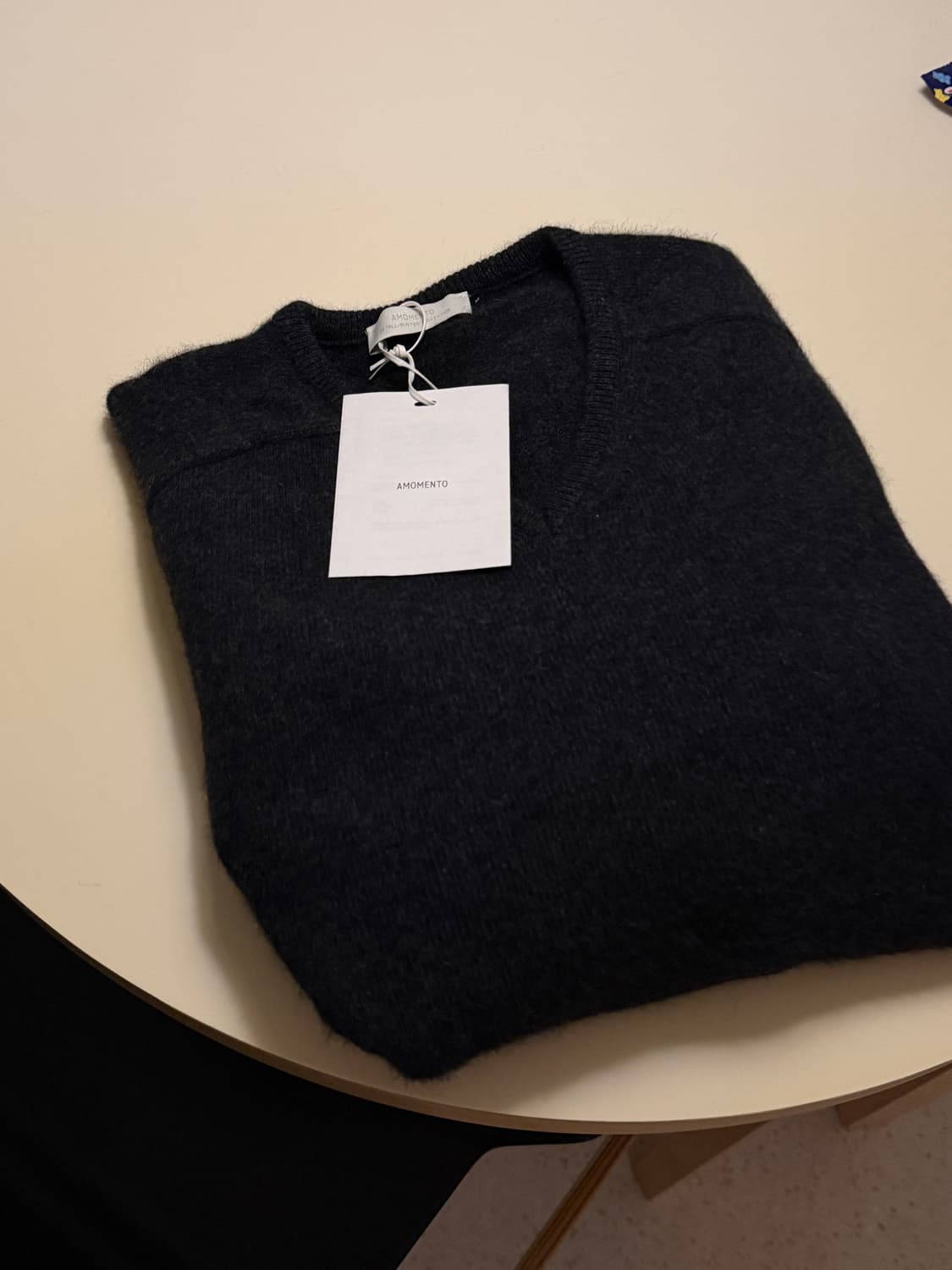 아모멘토 25FW 라쿤 브이넥 니트 상품이미지2