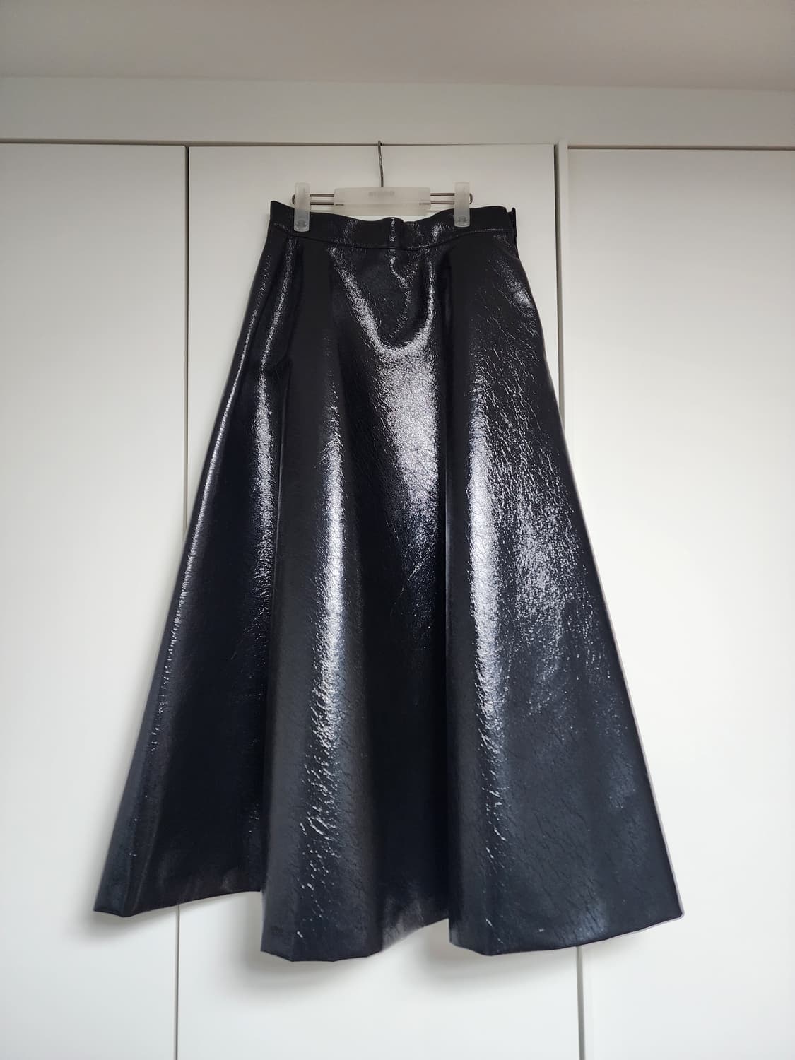 켈리에디 롱 플레어스커트 (페이크레더) 상품이미지1